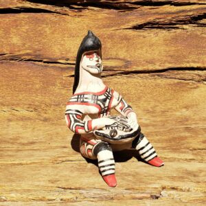 Boneca Karajá com Tartaruga - MG2 - 11 x 11 x 19 cm