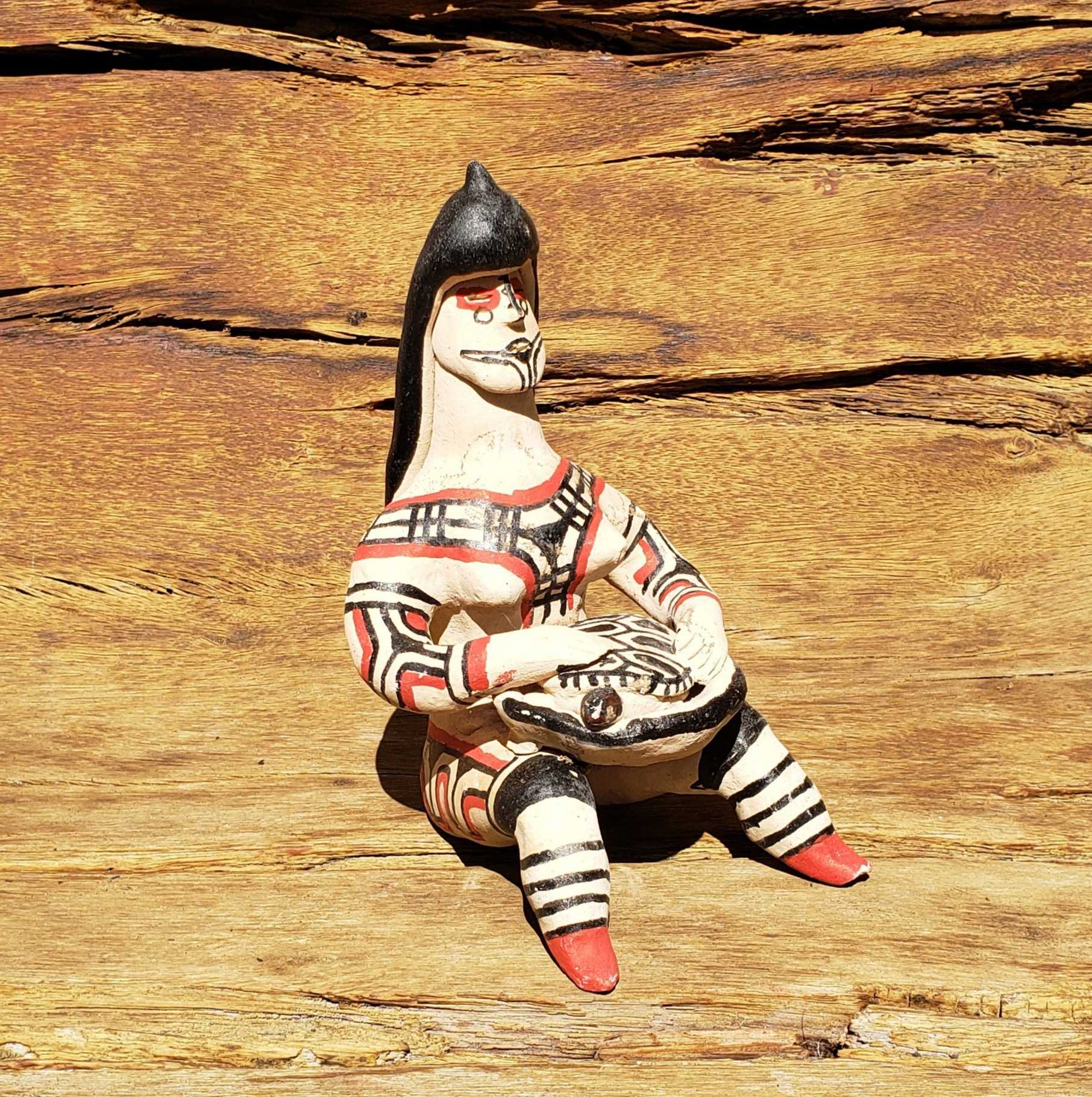 Boneca Karajá com Tartaruga - MG2 - 11 x 11 x 19 cm