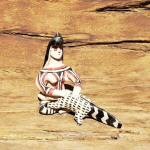 Boneca Karajá com Jacaré - MG7 - 11 x 17 x 16 cm