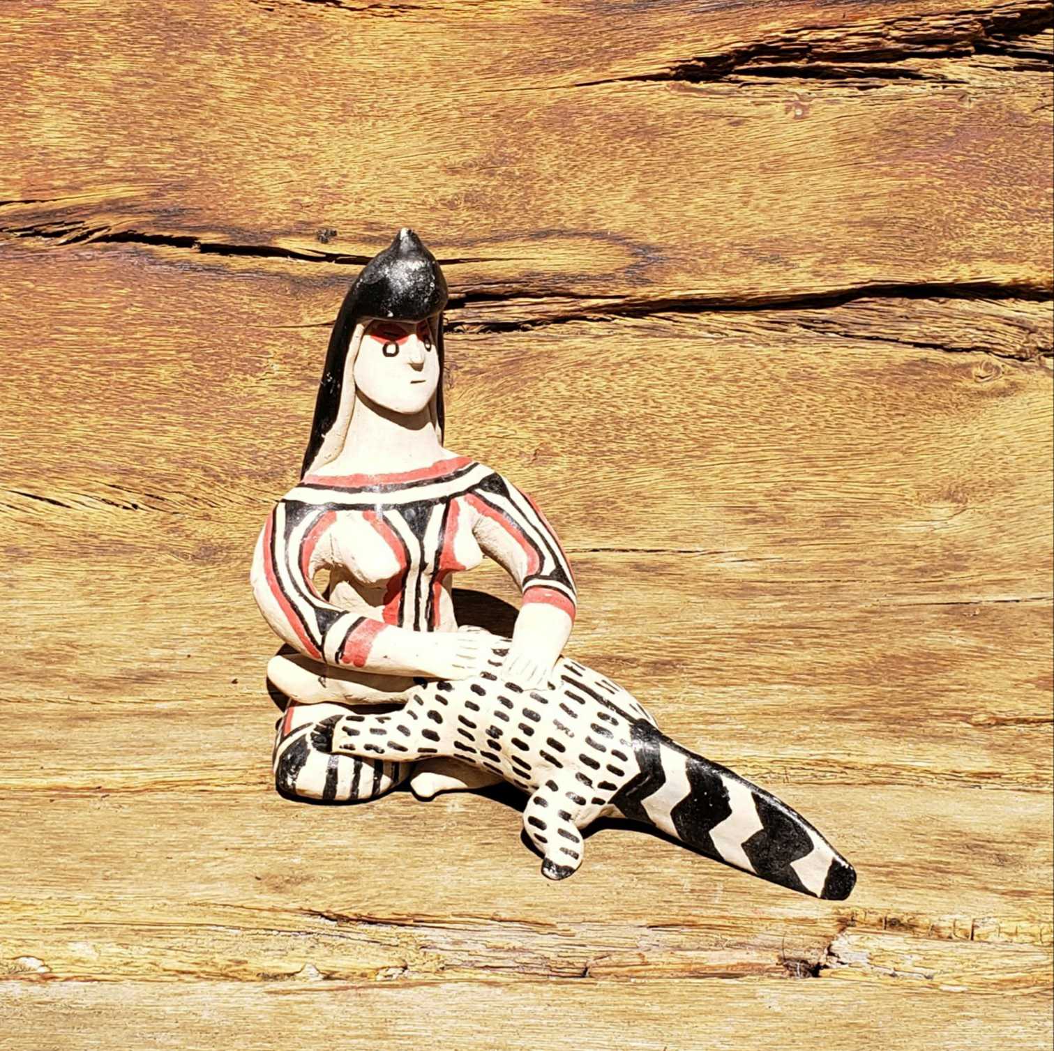 Boneca Karajá com Jacaré - MG7 - 11 x 17 x 16 cm