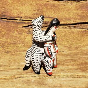 Boneca Karajá com Jacaré - MG11 - 8 x 9 x 16 cm