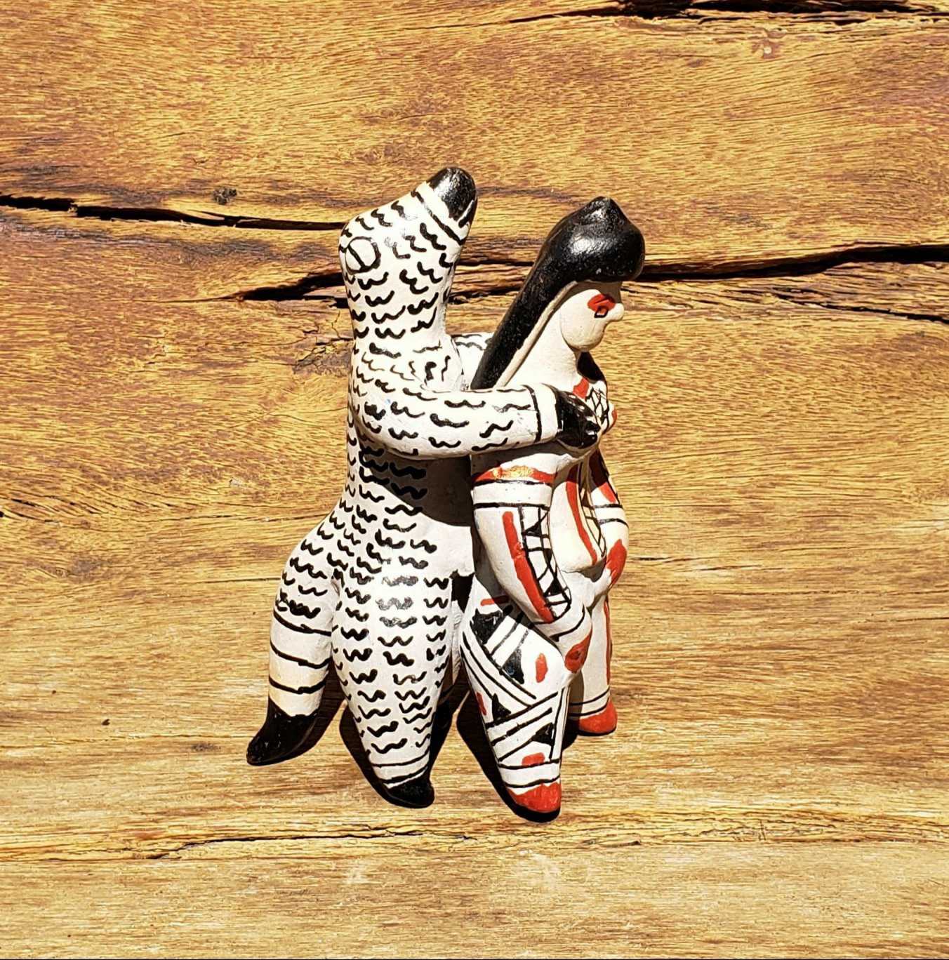 Boneca Karajá com Jacaré - MG11 - 8 x 9 x 16 cm